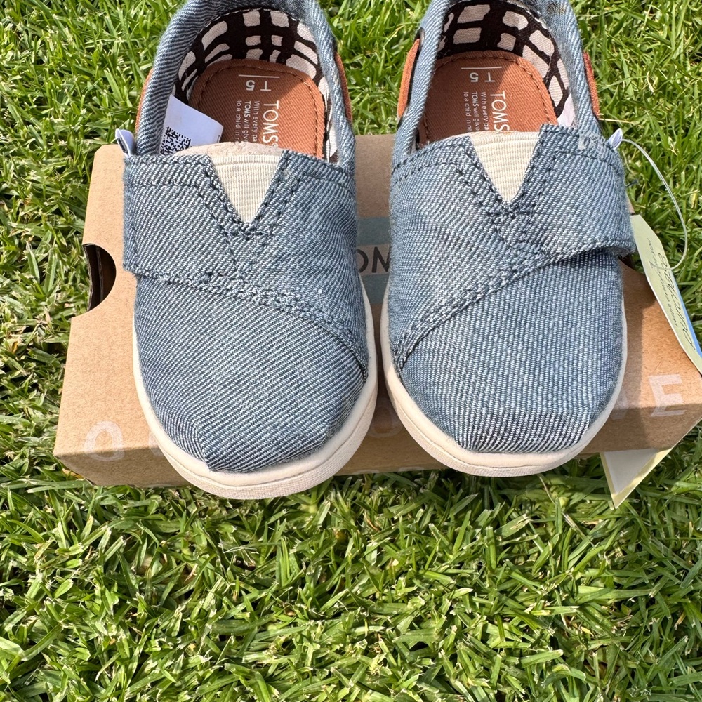 NWT TOMS Bimini Chambray Shoes – Tiny Size 5 – Box Included